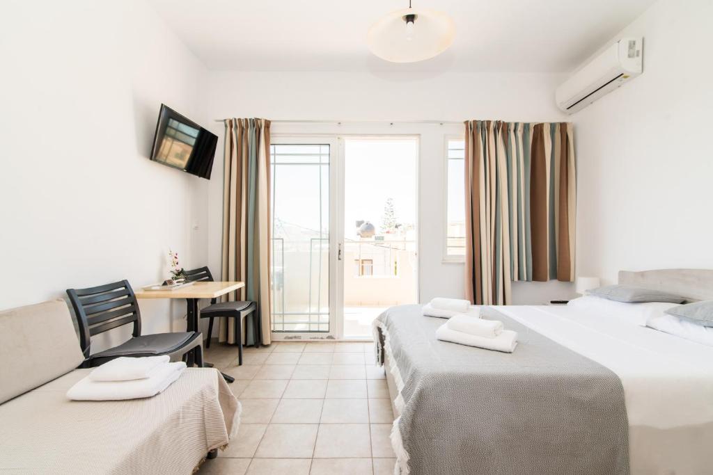 Postel nebo postele na pokoji v ubytování Kristina Stelios Apartment