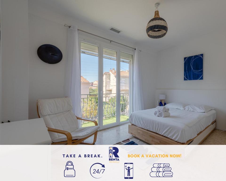 een slaapkamer met een bed en een stoel en een balkon bij Zen Paradise - Near the city center - Garden in Perpignan