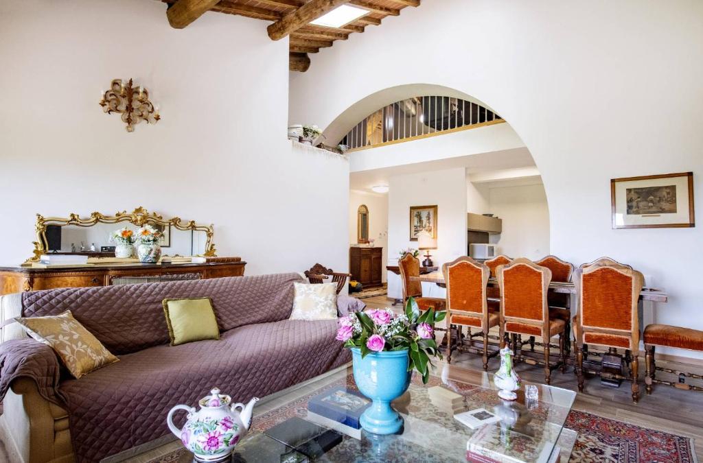 a living room with a couch and a table at Il Loggiato di Lorena in Monteriggioni