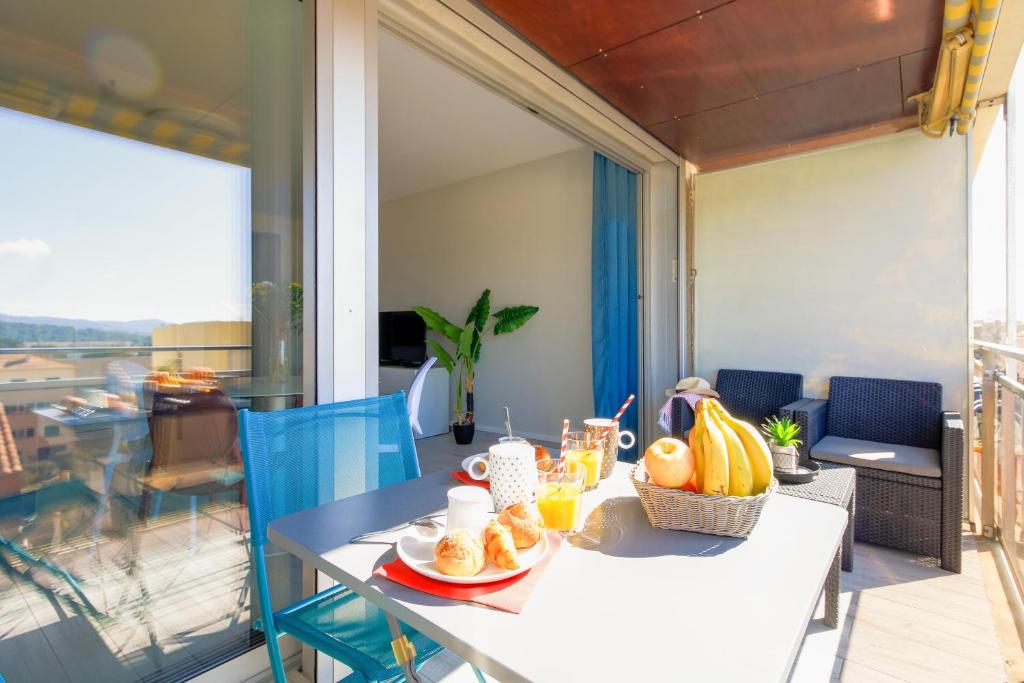 una mesa con un bol de fruta en el balcón en SELECT'SO HOME - Studio au cœur du Lavandou-Services hôteliers-AREV, en Le Lavandou