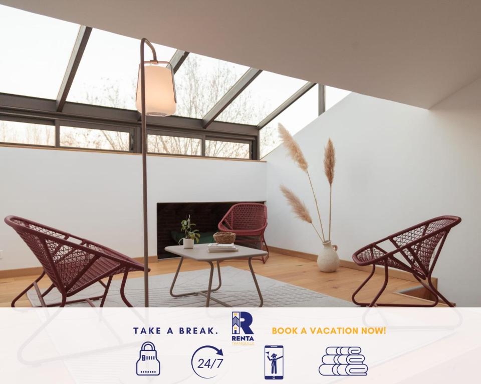 ein Wohnzimmer mit 2 Stühlen und einem Tisch in der Unterkunft Jardin des Anges - Castillet view - WIFI- Centre ville in Perpignan