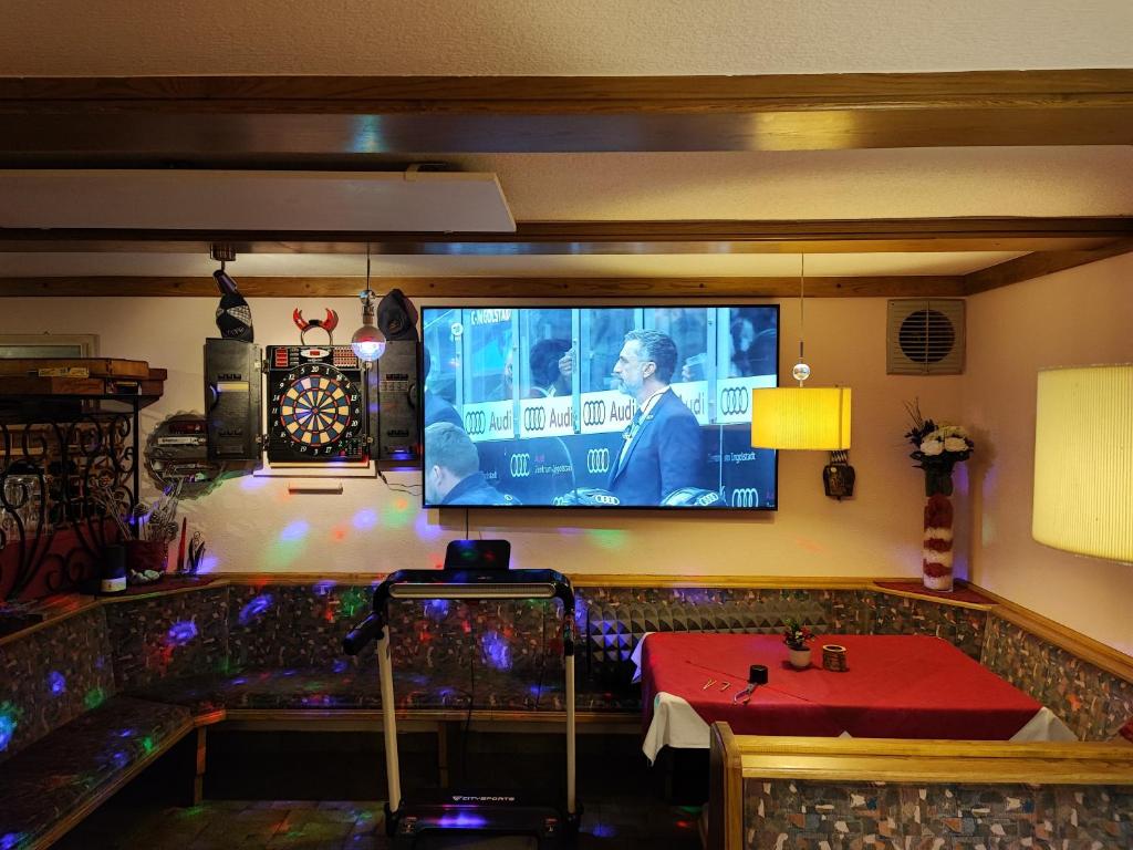 TV a/nebo společenská místnost v ubytování Alpenblick Bed & Breakfast
