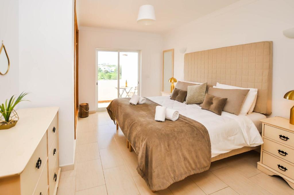 Ένα ή περισσότερα κρεβάτια σε δωμάτιο στο Albufeira Townhouses by OCvillas