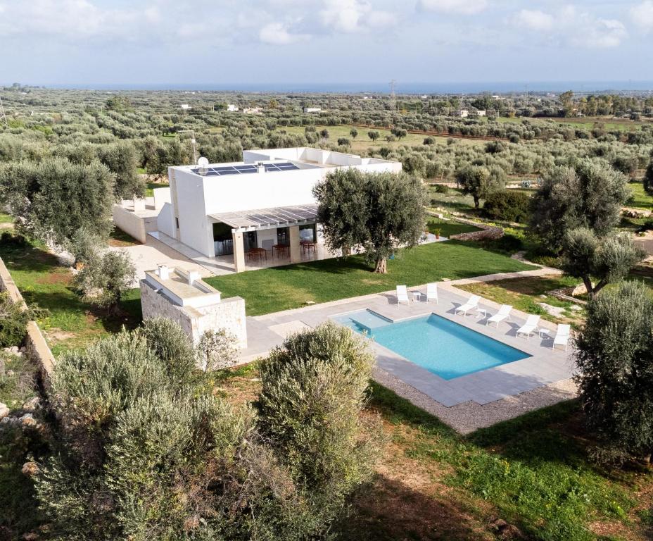 vista aerea su una villa con piscina di Dimora La Scaledda a Serranova