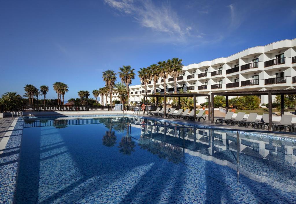 Bazén v ubytování Barceló Cabo de Gata nebo v jeho okolí