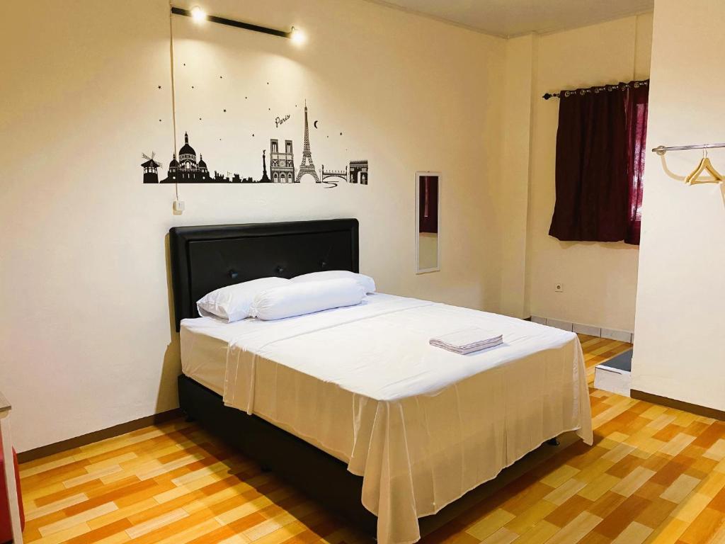 1 dormitorio con 1 cama grande en una habitación en IVI Hotel, en Yakarta