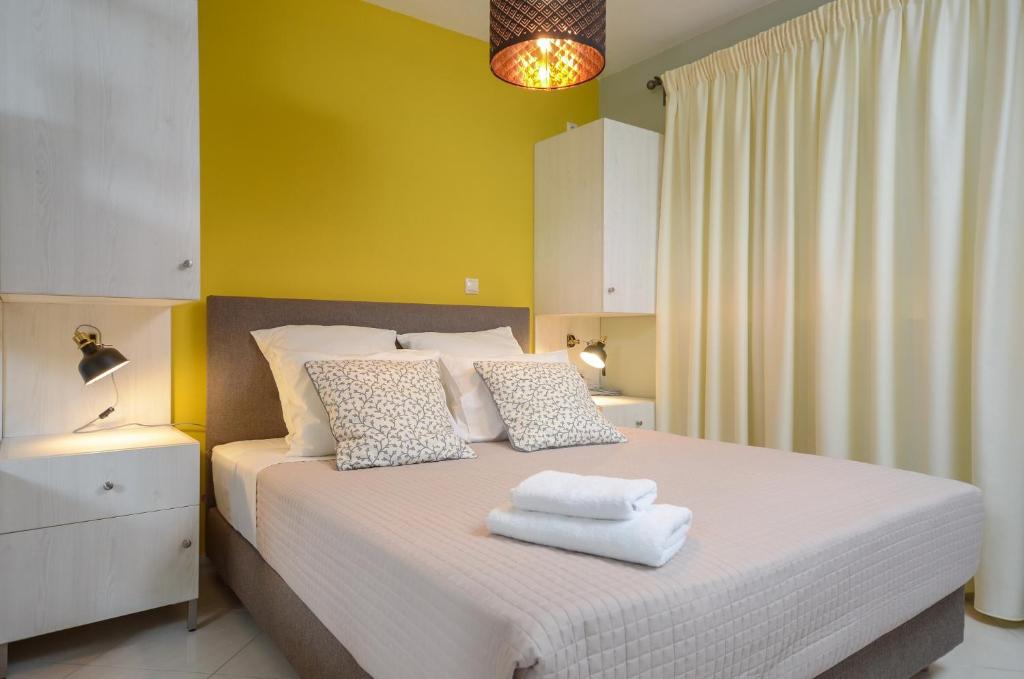 アテネにあるBoutique Apartments in Athensのベッドルーム1室(ベッド1台、タオル2枚付)