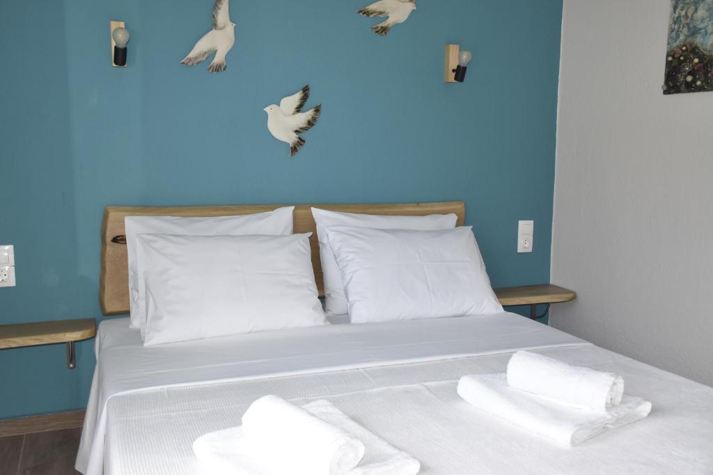A bed or beds in a room at ARELIA APARTMENTS IERISSOS