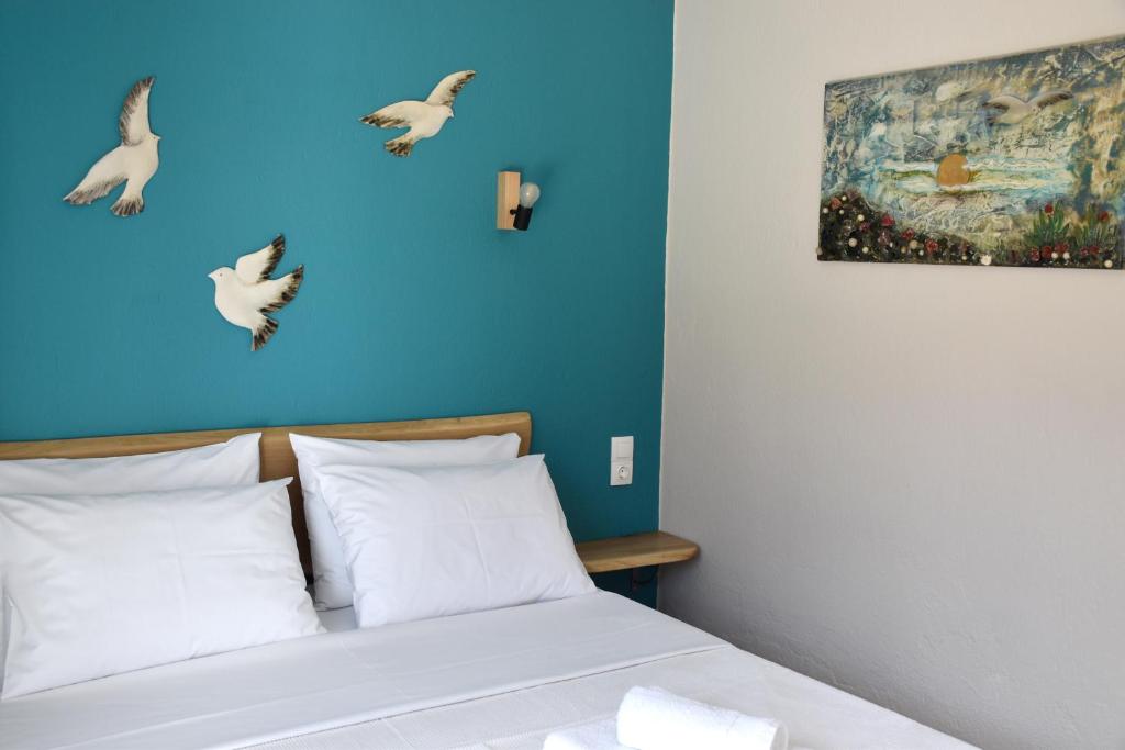 A bed or beds in a room at ARELIA APARTMENTS IERISSOS