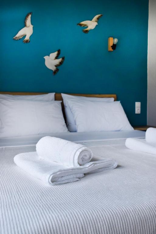 A bed or beds in a room at ARELIA APARTMENTS IERISSOS