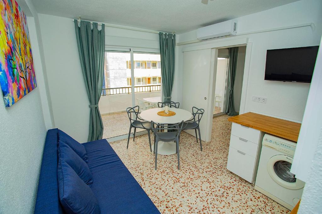 Televízia a/alebo spoločenská miestnosť v ubytovaní 106 Economy Sea View - Alicante Holiday