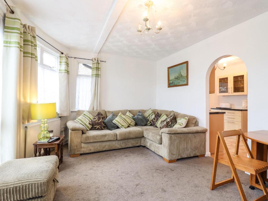 ein Wohnzimmer mit einem Sofa und einem Tisch in der Unterkunft 21 Crossways in Clacton-on-Sea