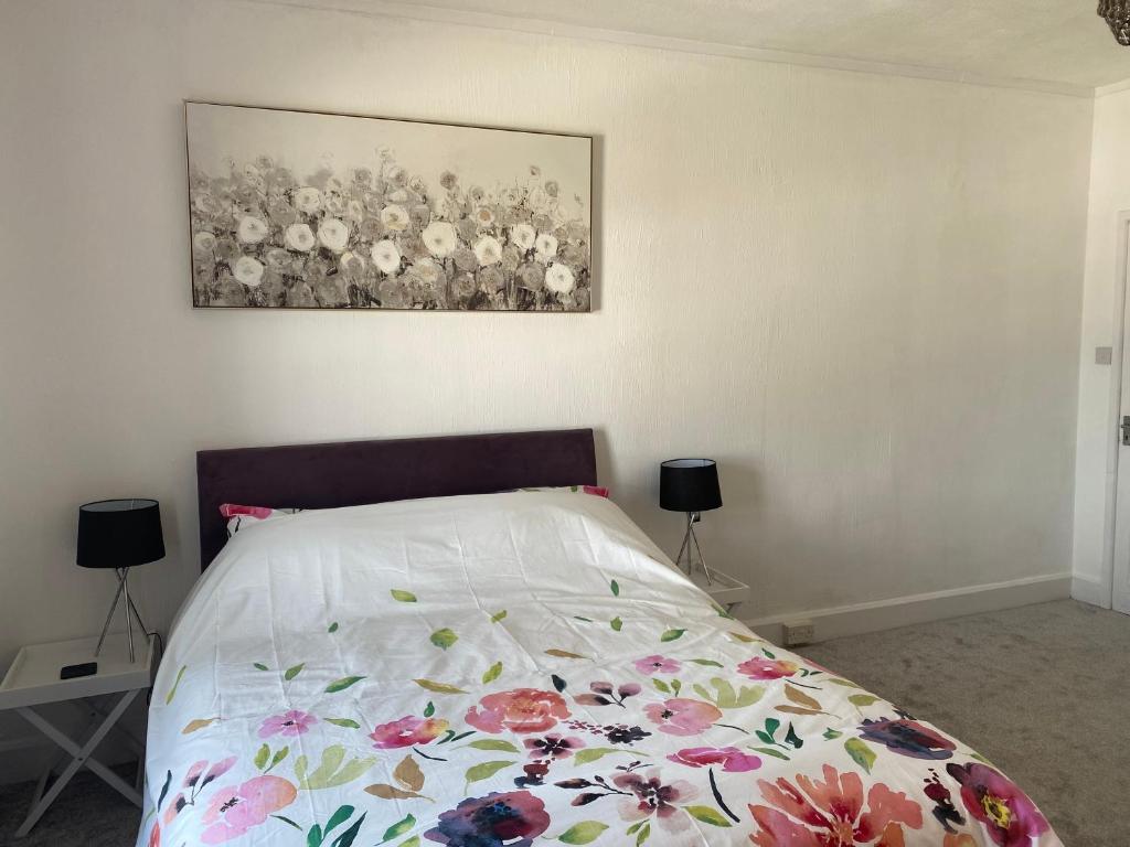 sypialnia z łóżkiem i obrazem na ścianie w obiekcie Crispin House w mieście Hunstanton