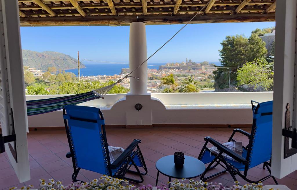- une terrasse couverte avec des chaises et une vue sur l'océan dans l'établissement Villa la Milanina, à Lipari