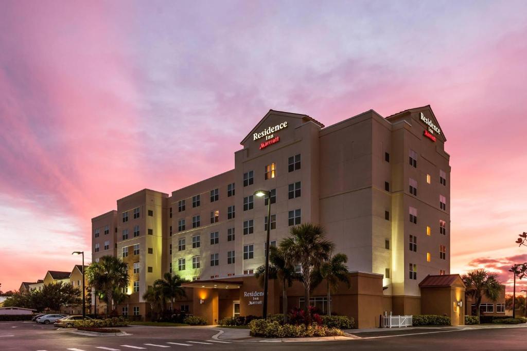 eine Einrichtung der Hampton Inn Suites Anaheim in der Unterkunft Residence Inn Orlando Airport in Orlando