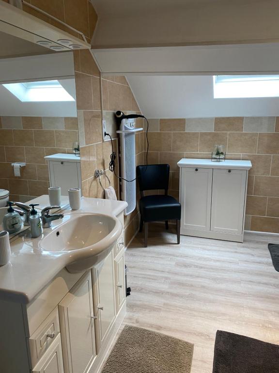 La salle de bains est pourvue d'un lavabo et d'une chaise. dans l'établissement Gîte chez Salvatore Vresse, à Vresse-sur-Semois