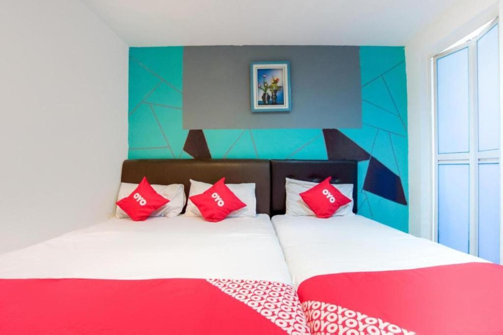 Postel nebo postele na pokoji v ubytování 1st Inn Hotel Klang Sentral Meru