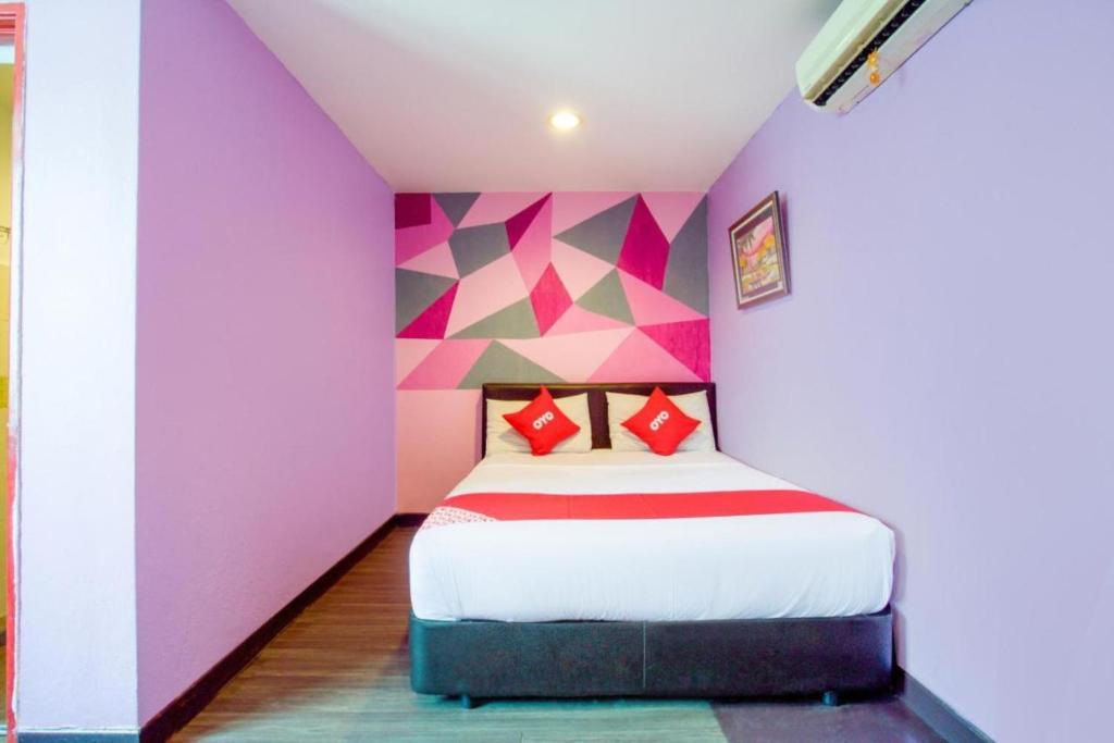 Postel nebo postele na pokoji v ubytování 1st Inn Hotel Klang Sentral Meru