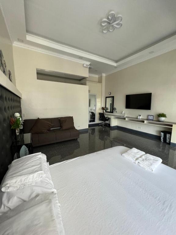 Dampa Poolside Events & Accommodation - Deluxe Queen Studio