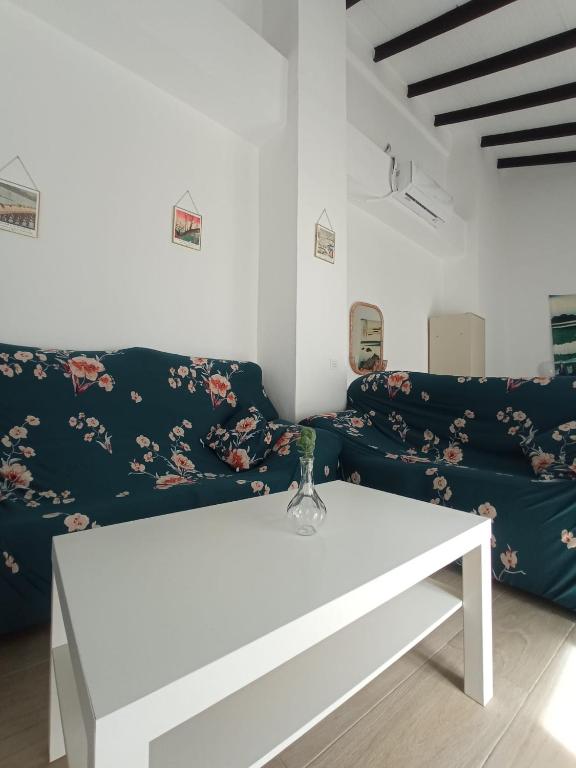sala de estar con sofá y mesa en Alojamiento luminoso, en Antequera