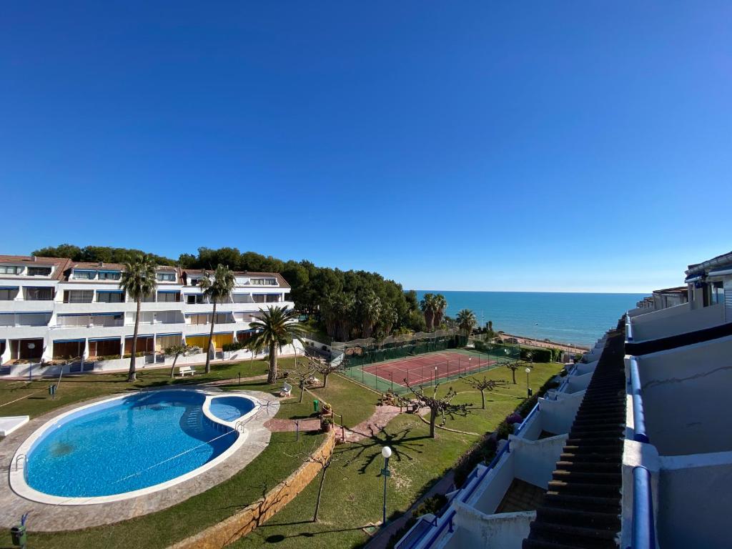 - Vistas a un complejo con piscina y al océano en Apartamentos Voramar Altamar, en Alcossebre