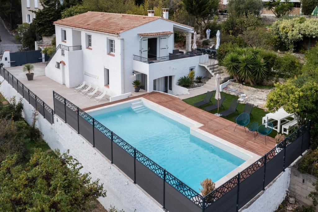 eine Luftansicht eines Hauses mit Pool in der Unterkunft Superbe T2 pour 4 pers dans Villa, coté Piscine in Cassis