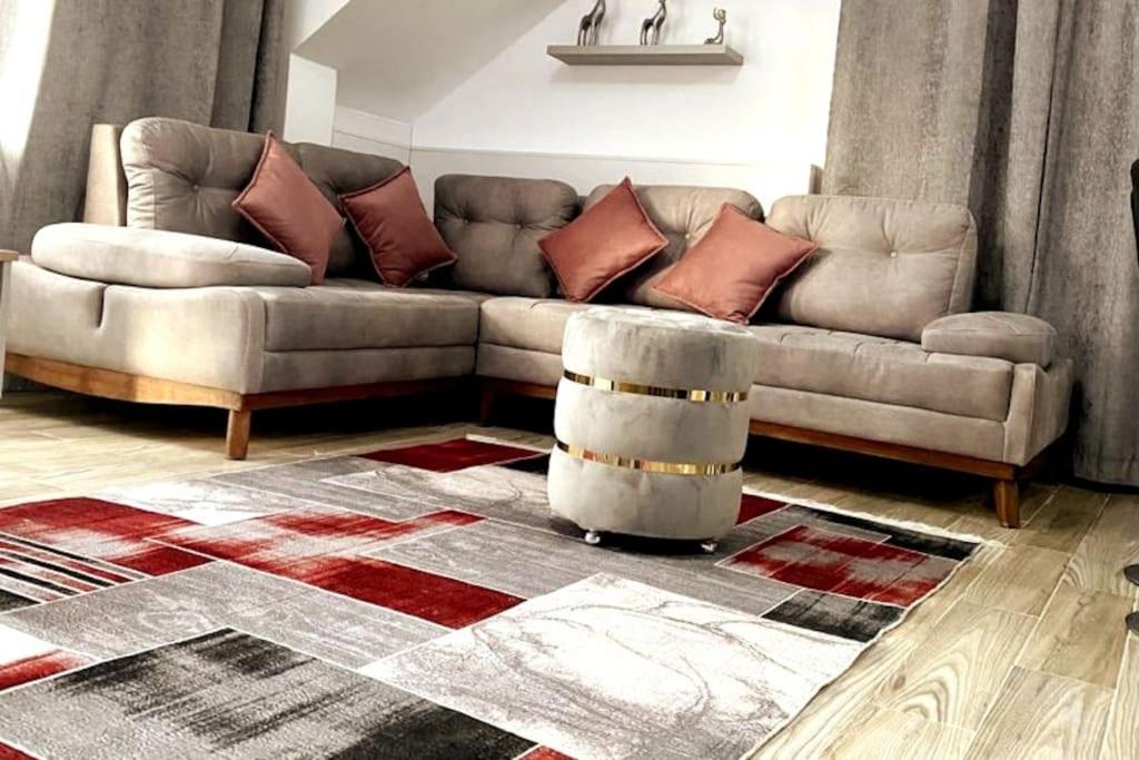 un soggiorno con divano e tavolo di Luxury Getaway /Brand New 2BR /Wi-Fi /Full Kitchen a Sharm El Sheikh