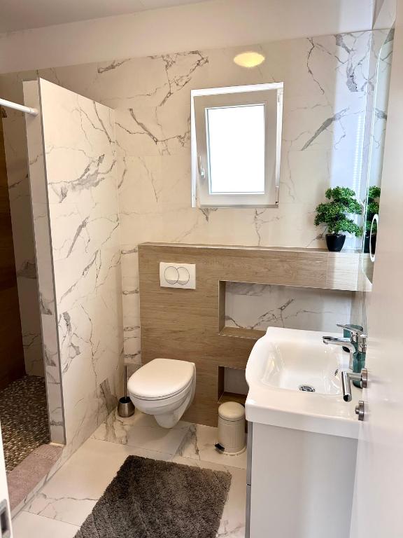 Madonna Guesthouse II - 7