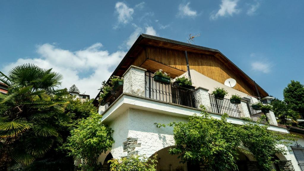 a building with a balcony with plants on it at Casa Boccardi in Pino Torinese