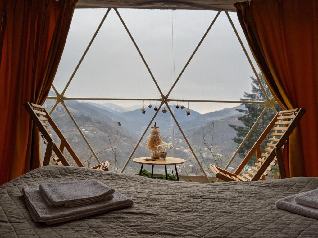 Nespecifikovaný výhled na hory nebo výhled na hory při pohledu z luxury tent