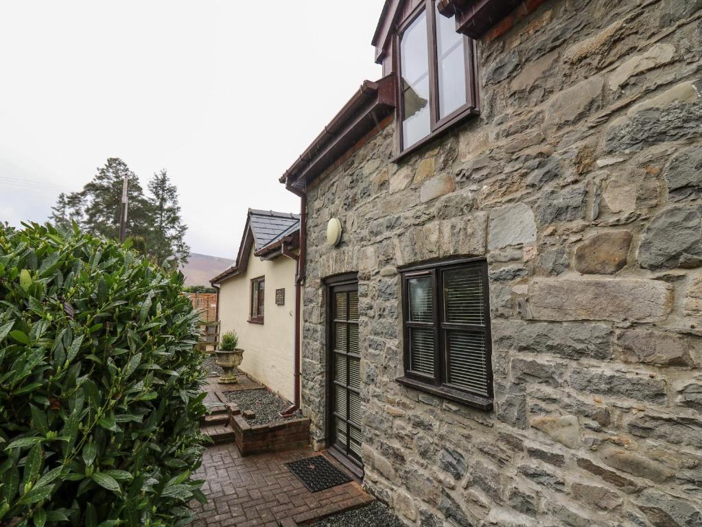 an old stone house with a window and a stone alley at The Searle in Llandrindod Wells