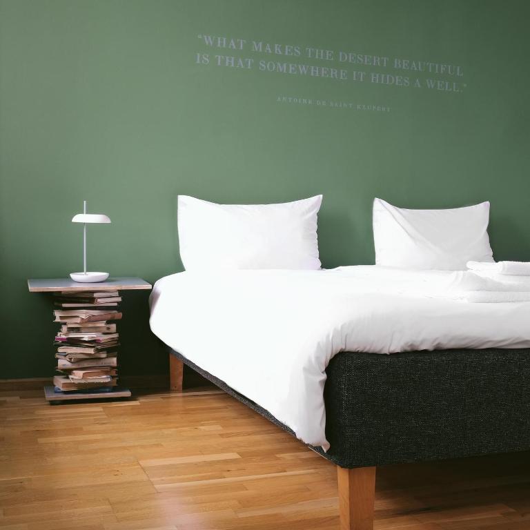 Postel nebo postele na pokoji v ubytování Bookinn B&B Welcome to Vilnius' Old Town