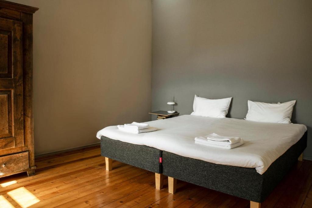 Postel nebo postele na pokoji v ubytování Bookinn B&B Welcome to Vilnius' Old Town