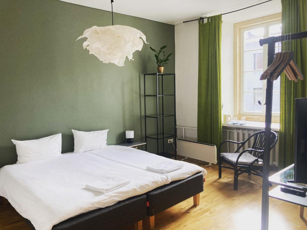 Postel nebo postele na pokoji v ubytování Bookinn B&B Welcome to Vilnius' Old Town