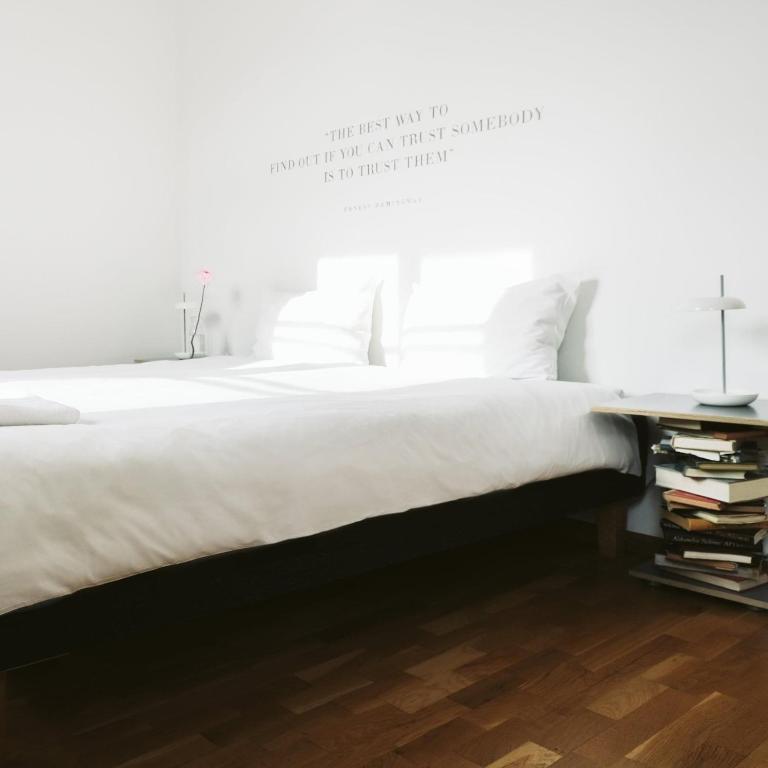 Postel nebo postele na pokoji v ubytování Bookinn B&B Welcome to Vilnius' Old Town