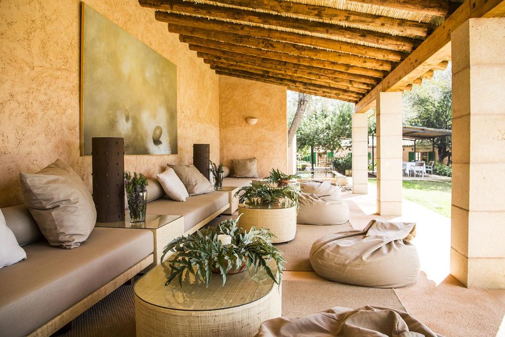 a row of couches with plants on a patio at Casa Rural Son Bernadinet in Campos