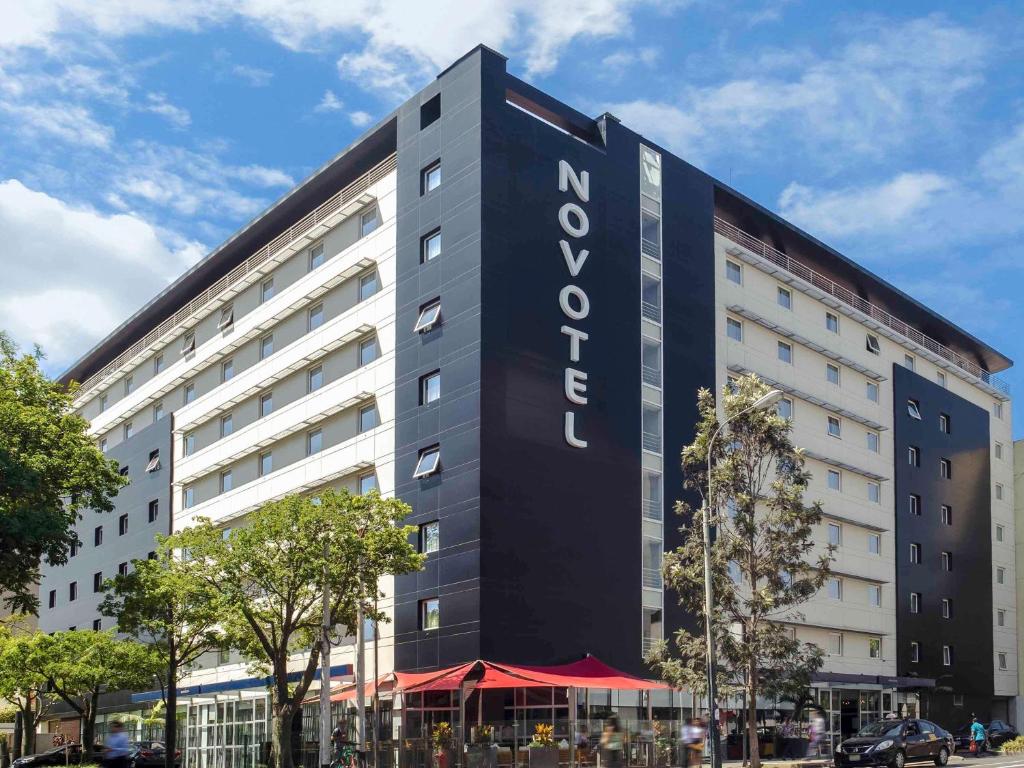 um edifício preto e branco com um cartaz em Novotel Lima San Isidro em Lima