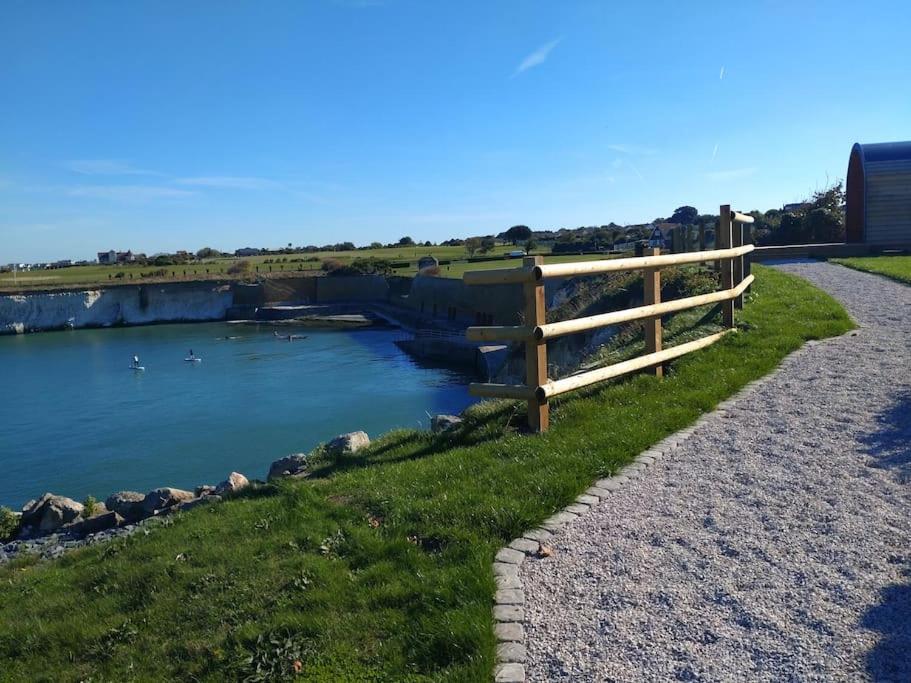 Φωτογραφία από το άλμπουμ του Spring Tide Cliff Top Glamping Pod with direct Sea Views σε Birchington