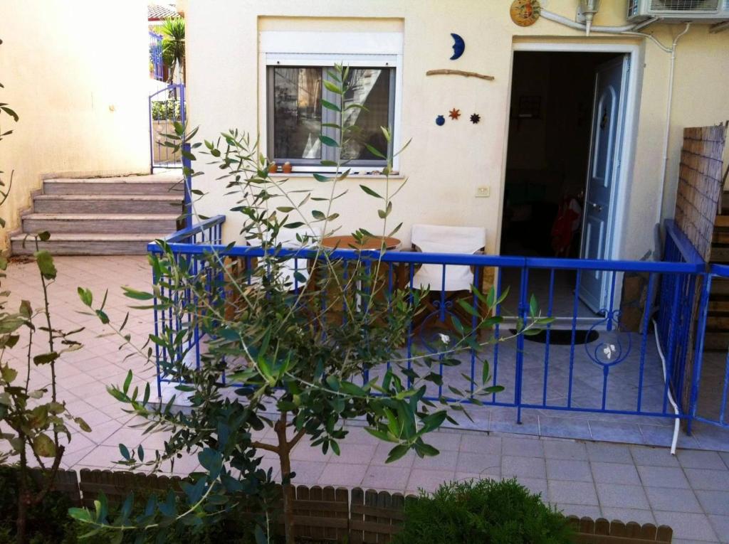 una cerca azul delante de una casa en Blue House, en Afitos