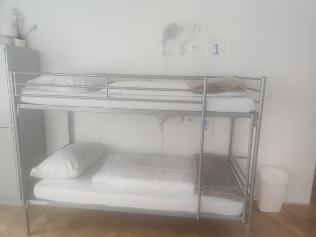 Ένα ή περισσότερα κρεβάτια σε δωμάτιο στο CH-Hostel