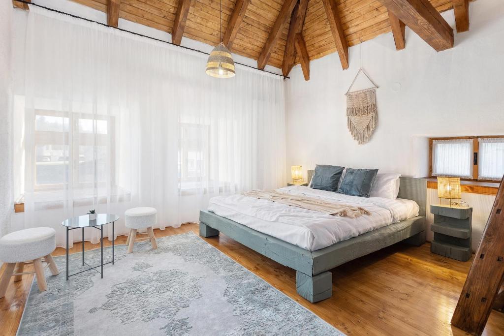 a white bedroom with a bed and a table at Casa Meburger 279 