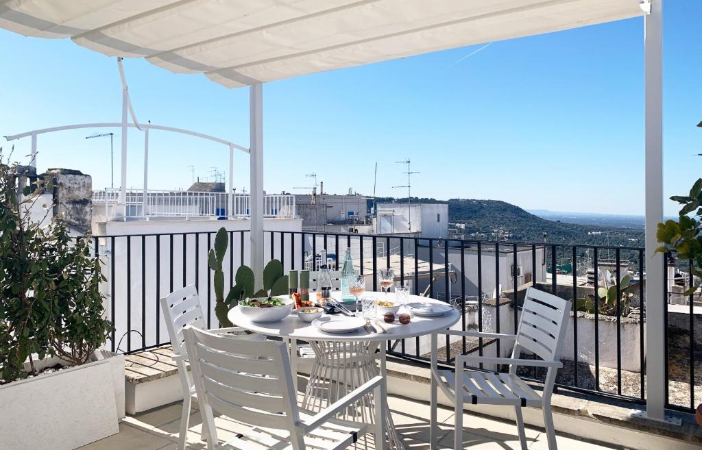 A balcony or terrace at DOMUS OTIUM OSTUNI - Tiny House