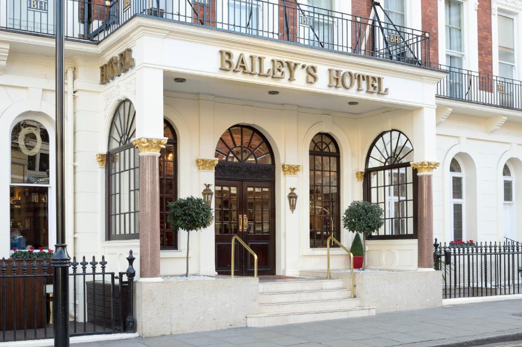 un negozio di fronte a un edificio su una strada di The Bailey's Hotel London Kensington a Londra