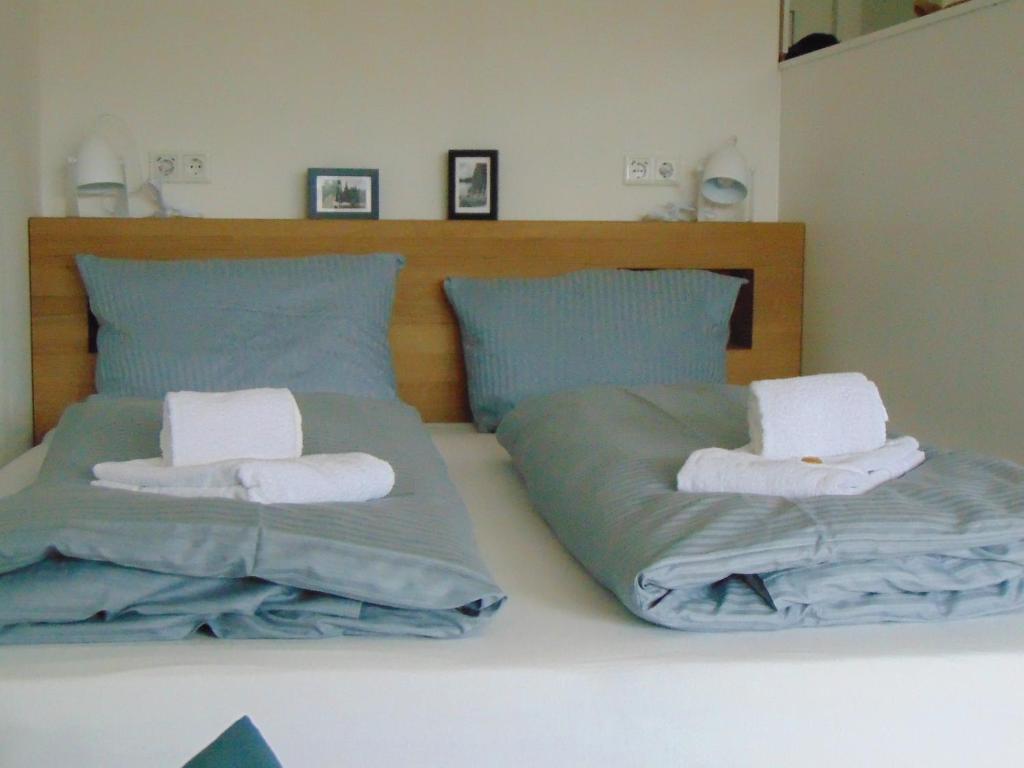 ein Schlafzimmer mit 2 Betten und Handtüchern darauf in der Unterkunft Theos in Hahnenklee-Bockswiese