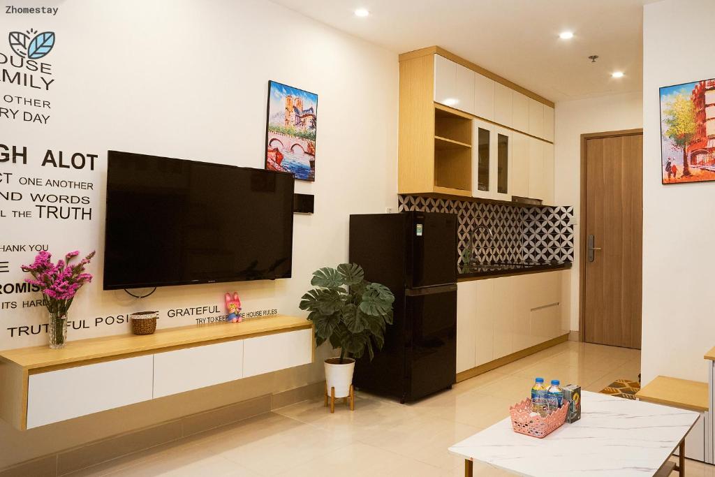 Μια τηλεόραση ή/και κέντρο ψυχαγωγίας στο Vinhomes Smartcity-Căn hộ dich vụ -Zhomestay