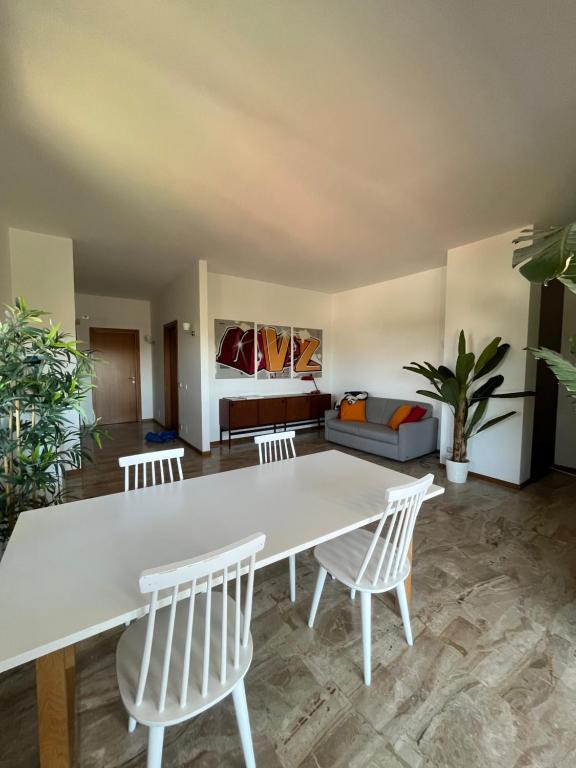 米蘭的住宿－Green Guest House，客厅配有白色的桌子和椅子