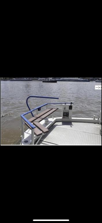 Fotografie z fotogalerie ubytování Zouw Hausboat Zakotven -pouze ubytovaní v destinaci Roudnice nad Labem