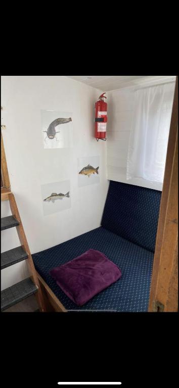 Postel nebo postele na pokoji v ubytování Zouw Hausboat Zakotven -pouze ubytovaní