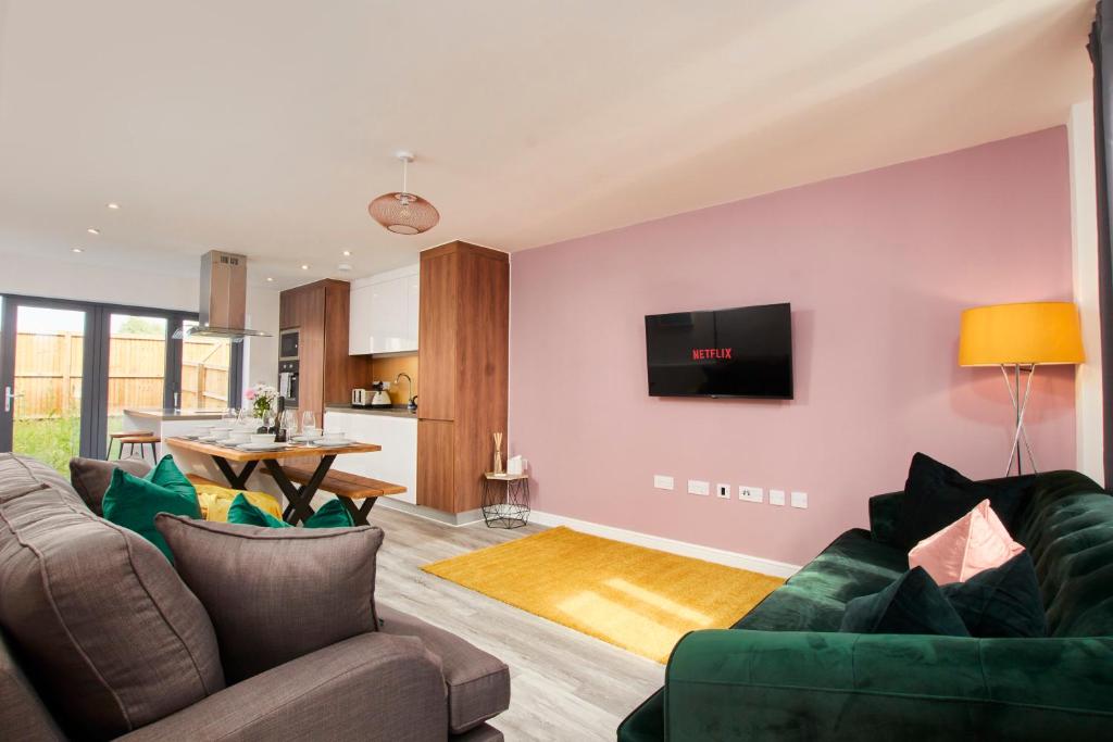 Beaut 5 Bed House w Parking في مانشستر: غرفة معيشة مع أريكة وطاولة