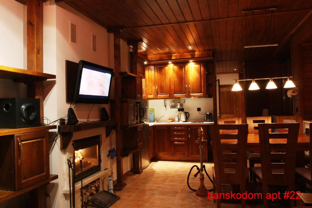 バンスコにあるBanskodomのキッチン(暖炉付)、テレビが備わります。
